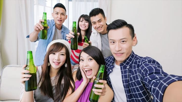 宅飲みでおすすめなドキドキな遊び12選と注意点 気になる彼をドキッとさせちゃおう 2 3ページ ジョシコン