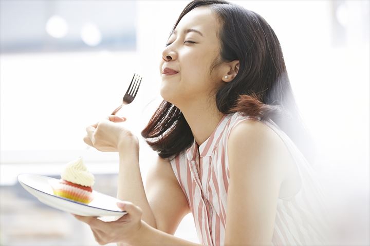 美味しそうに食べる女性